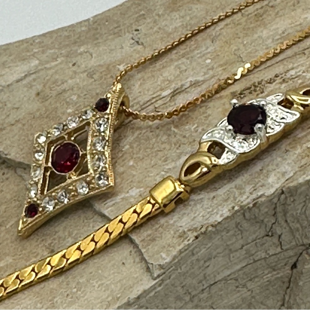 Beautiful Necklace (18”) & Bracelet (diam.2.5”.) SKU 212